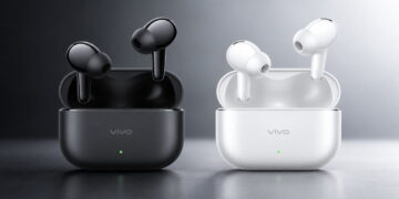 دو جفت هندزفری بیسیم Vivo Buds Ultra در دو رنگ مشکی و سفید داخل کیسهای شارژ نیمهباز با چراغ نشانگر سبز.