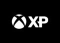 لوگوی رسمی سفیدرنگ برنامهی «Xbox XP»: در سمت چپ، نماد دایرهای مشهور ایکسباکس با حرف X برشخورده قرار دارد و در کنار آن عبارت درشت «XP» با فونت مدرن و ضخیم بر روی پسزمینهی کاملاً مشکی نقش بسته است.