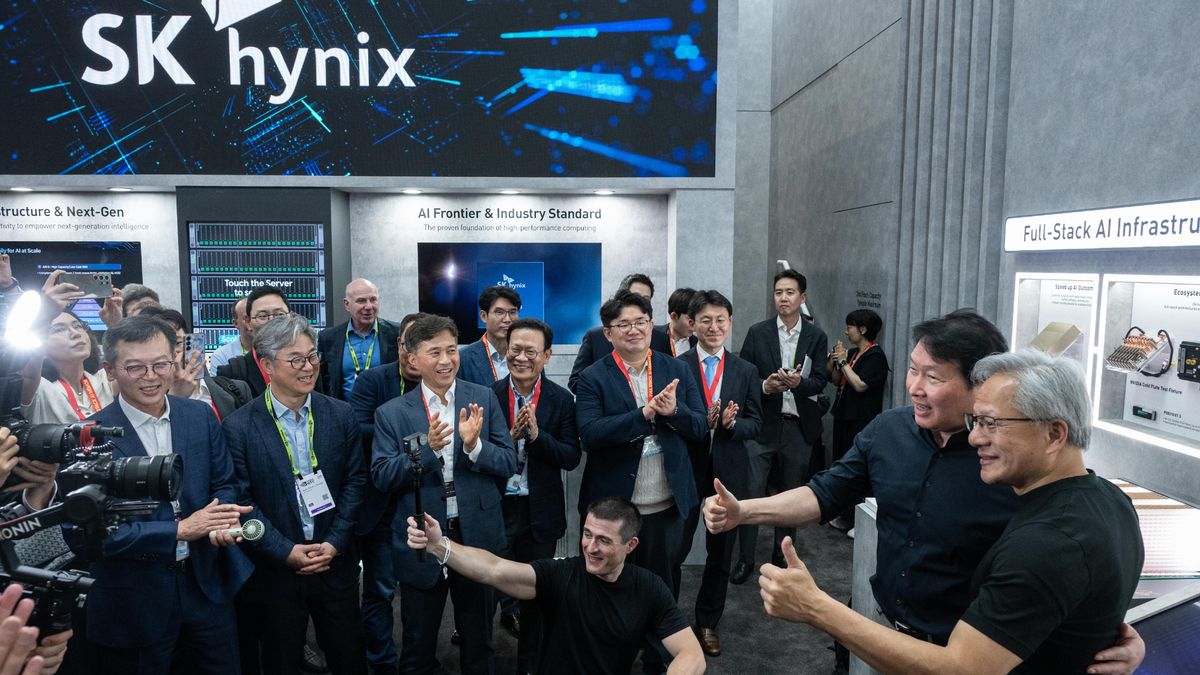 تصویری از مدیران شرکت SK hynix و انویدیا به همراه مدیرعامل انویدیا در یک نمایشگاه فناوری با پس‌زمینه غرفه و نمایشگرهای دیجیتال.