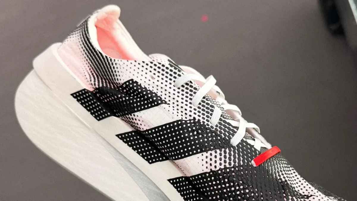 کفش مفهومی Adidas Adizero Gearshift با رویه سفید و مشکی و طراحی مخصوص دویدن