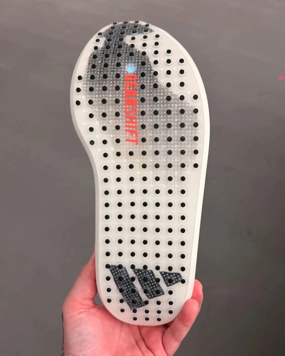 نمای زیره کفش Adidas Adizero Gearshift با سوراخهای متعدد و نشان Gearshift