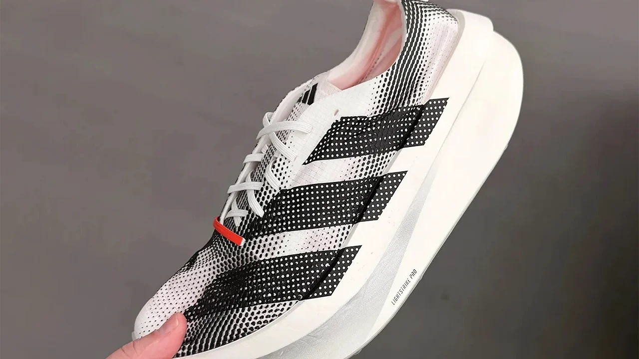 کفش مفهومی Adidas Adizero Gearshift با رویه سفید و مشکی و طراحی مخصوص دویدن