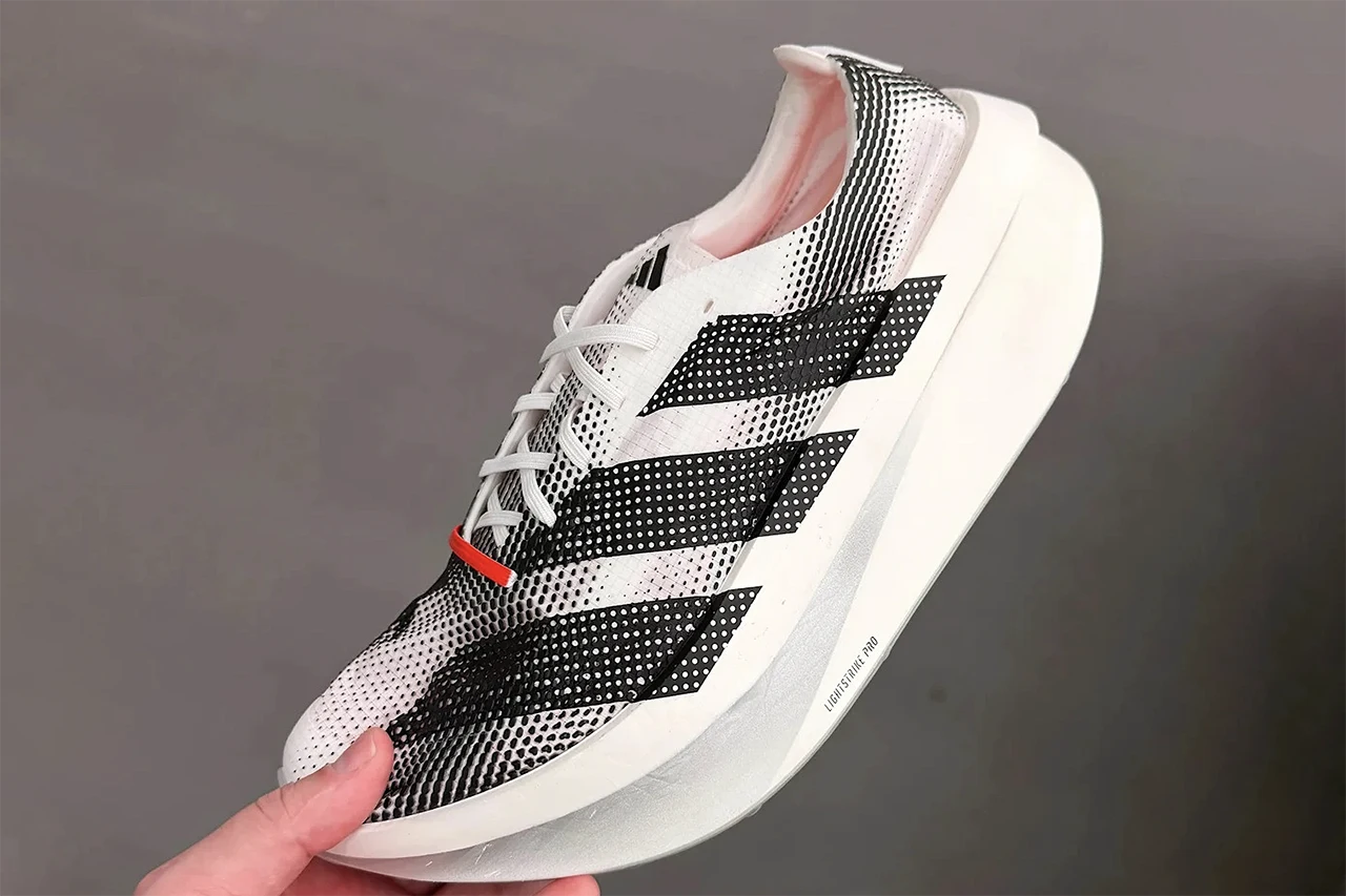 کفش مفهومی Adidas Adizero Gearshift با رویه سفید و مشکی و طراحی مخصوص دویدن