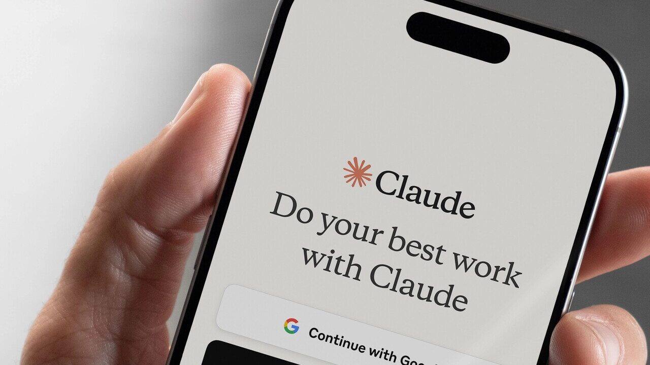تصویری از هوش مصنوعی Claude داخل تلفن همراه