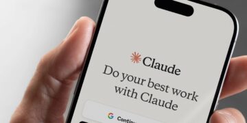 تصویری از هوش مصنوعی Claude داخل تلفن همراه