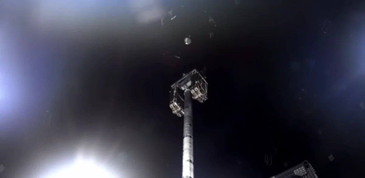 نمای نزدیک از دکل مرتفع برج خورشیدی Power Tower بلو اوریجین با تجهیزات بازشونده برای تأمین برق پایگاه‌های ماه