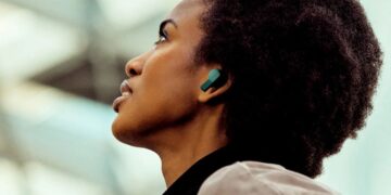 تصویری تصویری از هدفون Fairphone Fairbuds 2 روی گوش کاربر