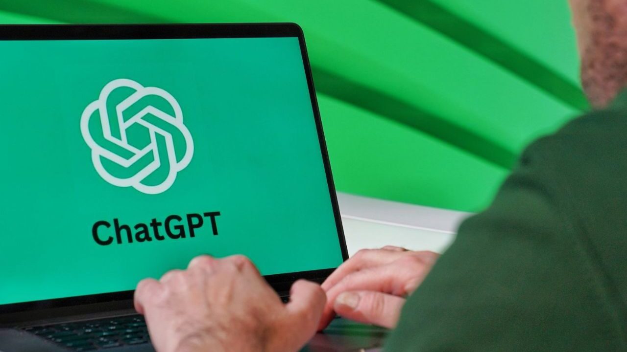 تصویری از لوگوی ChatGPT روی صفحه لپتاپ