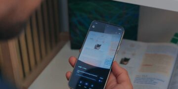 تصویری از Google Search Live روی گوشی کاربر
