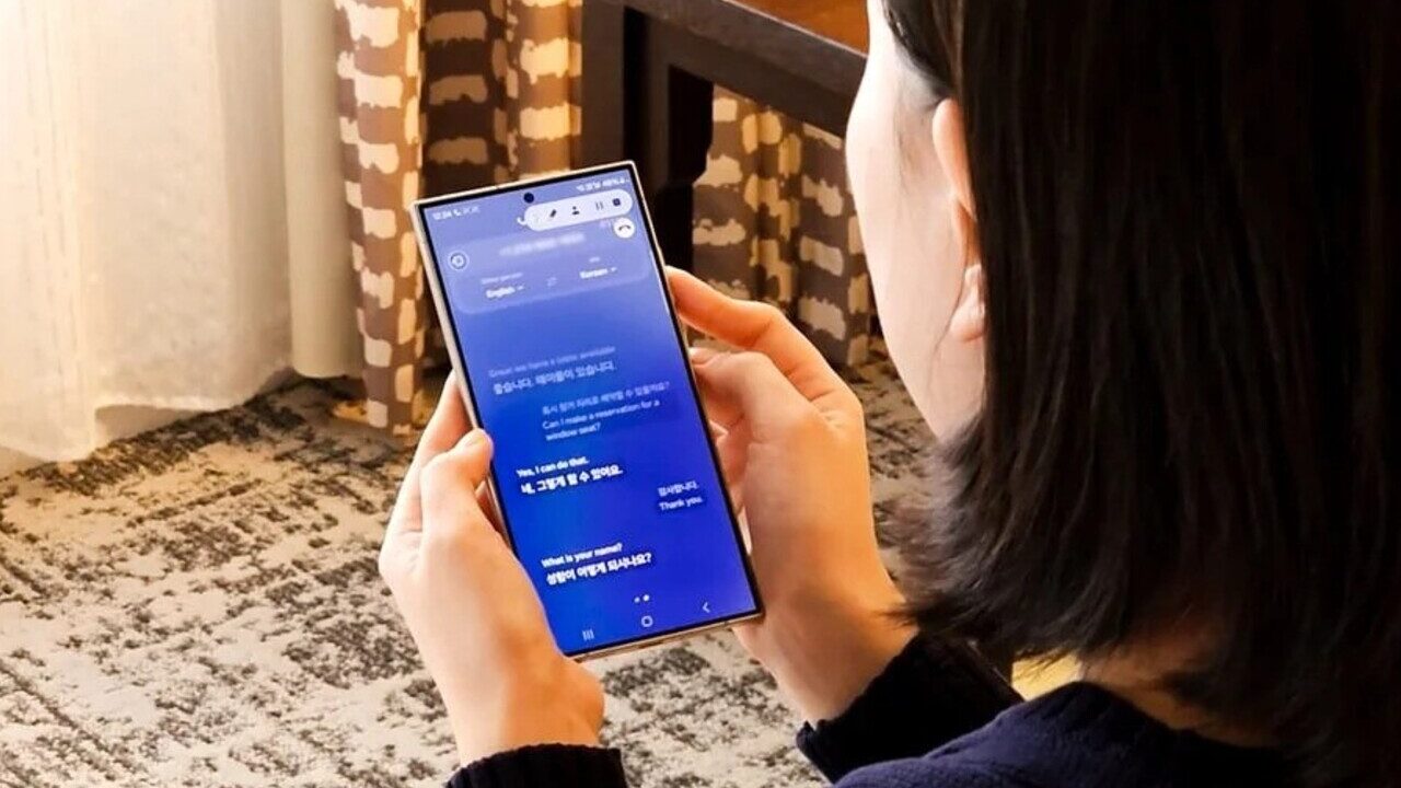 تصویری از قابلیت ترجمه صوتی هوشمند گوگل ترنسلیت روی گوشی کاربر