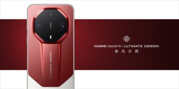 بخش پشتی گوشی قرمز هواوی مدل Mate 90 RS Ultimate Design با ماژول دوربین هشت‌ضلعی و نشان تجاری و متن چینی در سمت راست بر روی پس‌زمینه زرشکی تیره.