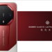 بخش پشتی گوشی قرمز هواوی مدل Mate 90 RS Ultimate Design با ماژول دوربین هشتضلعی و نشان تجاری و متن چینی در سمت راست بر روی پسزمینه زرشکی تیره.