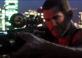 شخصیت اصلی GTA 6 در شب و در پس‌زمینه چراغ‌های شهر، با تفنگ دوربین‌دار به هدفی بیرون از قاب نشانه می‌رود.