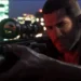 شخصیت اصلی GTA 6 در شب و در پس‌زمینه چراغ‌های شهر، با تفنگ دوربین‌دار به هدفی بیرون از قاب نشانه می‌رود.