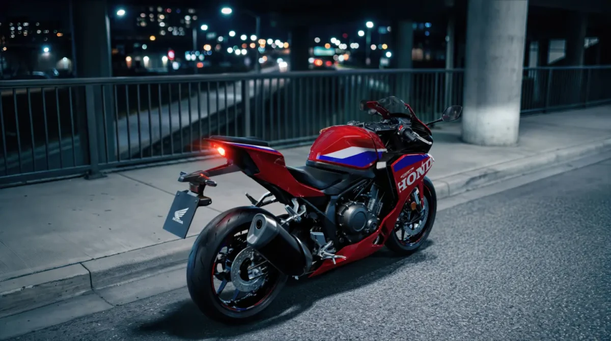 نمای عقب و جانبی موتورسیکلت هوندا CBR500R FOUR در خیابان هنگام شب، با چراغ عقب روشن و طراحی اسپرت بدنه 