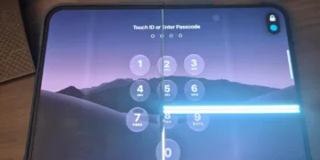 نمای نزدیک از صفحه قفل گوشی تاشوی iPhone Duo که خطای سختافزاری و خطوط نوری روشن روی نمایشگر آن افتاده است