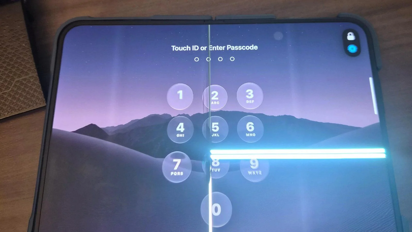 نمای نزدیک از صفحه قفل گوشی تاشوی iPhone Duo که خطای سختافزاری و خطوط نوری روشن روی نمایشگر آن افتاده است