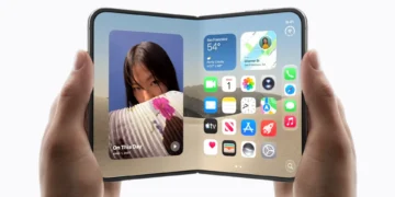 اپل ترک خوردن نمایشگر داخلی آیفون Duo را تایید کرد