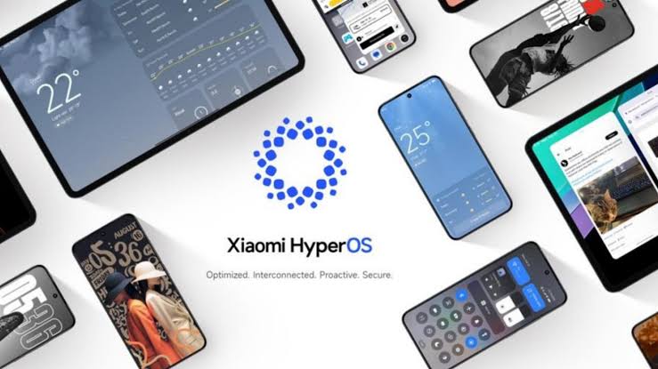 تصویر تبلیغاتی Xiaomi HyperOS: تصویر رسمی معرفی سیستمعامل Xiaomi HyperOS که در مرکز آن لوگوی دایرهای آبی از نقاط و نوشته Xiaomi HyperOS همراه با شعار Optimized. Interconnected. Proactive. Secure قرار دارد. در اطراف، تبلت و چندین گوشی شیائومی از زوایای مختلف پراکنده شدهاند و صفحههای آنها آبوهوا، ساعت، ماشینحساب و ویجتهای مختلف را نشان میدهند.