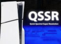 تصویر کنسول پلیاستیشن ۵ در سمت چپ و در سمت راست متن سفید QSSR (Quick Spectral Super Resolution) روی پسزمینه شطرنجی آبیرنگ قرار گرفته است.