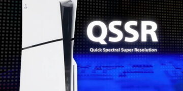 تصویر کنسول پلیاستیشن ۵ در سمت چپ و در سمت راست متن سفید QSSR (Quick Spectral Super Resolution) روی پسزمینه شطرنجی آبیرنگ قرار گرفته است.