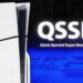 تصویر کنسول پلیاستیشن ۵ در سمت چپ و در سمت راست متن سفید QSSR (Quick Spectral Super Resolution) روی پسزمینه شطرنجی آبیرنگ قرار گرفته است.