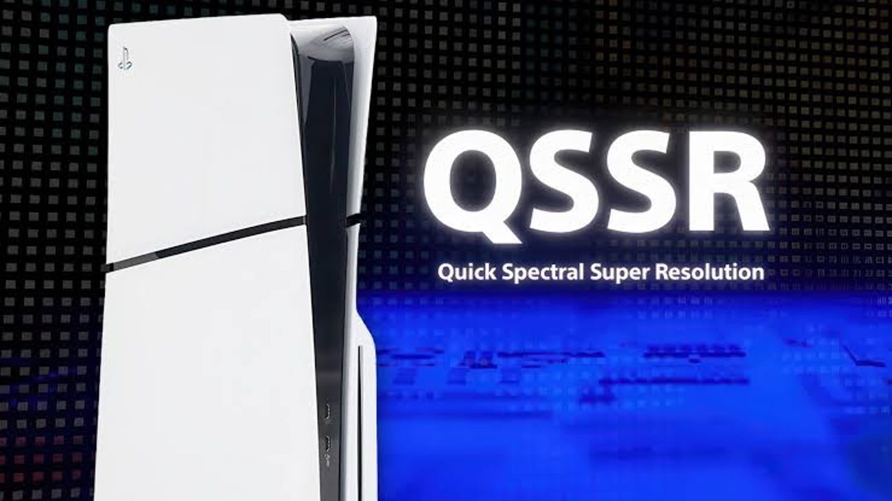 تصویر کنسول پلیاستیشن ۵ در سمت چپ و در سمت راست متن سفید QSSR (Quick Spectral Super Resolution) روی پسزمینه شطرنجی آبیرنگ قرار گرفته است.