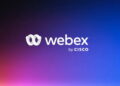 لوگوی سفید Webex به همراه عبارت «by CISCO» در مرکز یک پسزمینهی گرادیانی که از نارنجی و صورتی در پایین به آبی و بنفش در بالا میرسد