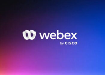 لوگوی سفید Webex به همراه عبارت «by CISCO» در مرکز یک پس‌زمینه‌ی گرادیانی که از نارنجی و صورتی در پایین به آبی و بنفش در بالا می‌رسد