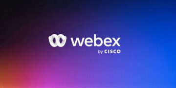 لوگوی سفید Webex به همراه عبارت «by CISCO» در مرکز یک پسزمینهی گرادیانی که از نارنجی و صورتی در پایین به آبی و بنفش در بالا میرسد
