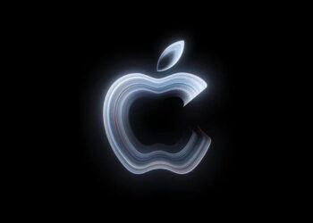 لوگوی درخشان Apple با خطوط چندلایه‌ی سفید و رنگی در مرکز پس‌زمینه‌ی سیاه.