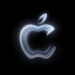 لوگوی درخشان Apple با خطوط چندلایهی سفید و رنگی در مرکز پسزمینهی سیاه.