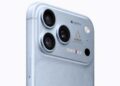 نمای نزدیک از گوشه‌ی بالای iPhone 18 Pro Max آبی‌رنگ با پنل دوربین سه‌گانه و نوشته‌ی A20 Pro، همراه با لوگوهای Assassin’s Creed Mirage و Resident Evil 4 روی بدنه