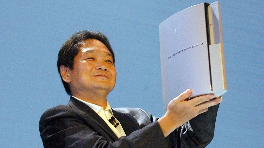 کِن کوتاراگی، خالق پلیاستیشن، در حال نگه داشتن و معرفی کنسول پلیاستیشن ۳ (PlayStation 3) در یکی از رویدادهای رسمی.