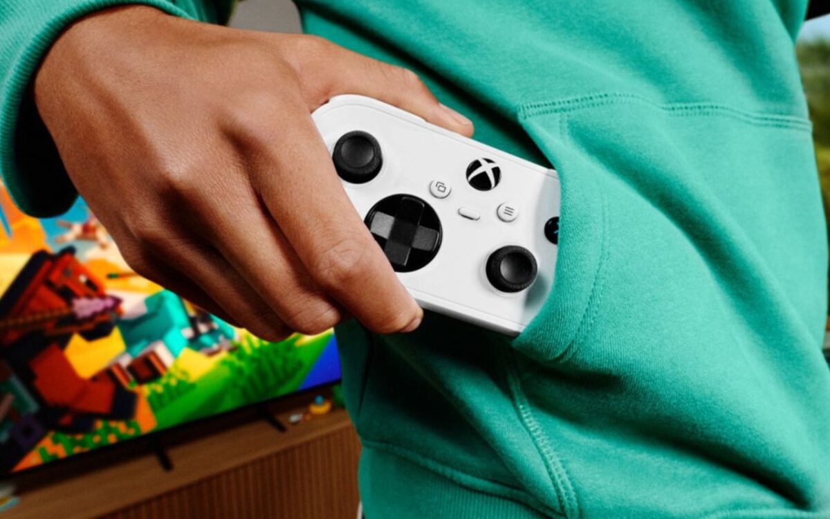تصویری از کنترلر Xbox Nano مایکروسافت در جیب کاربر