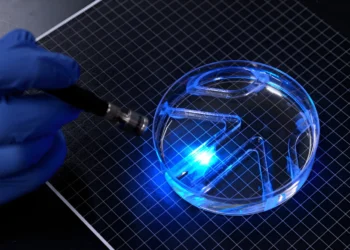 این ربات شناگر با تابش نور هدایت می شود