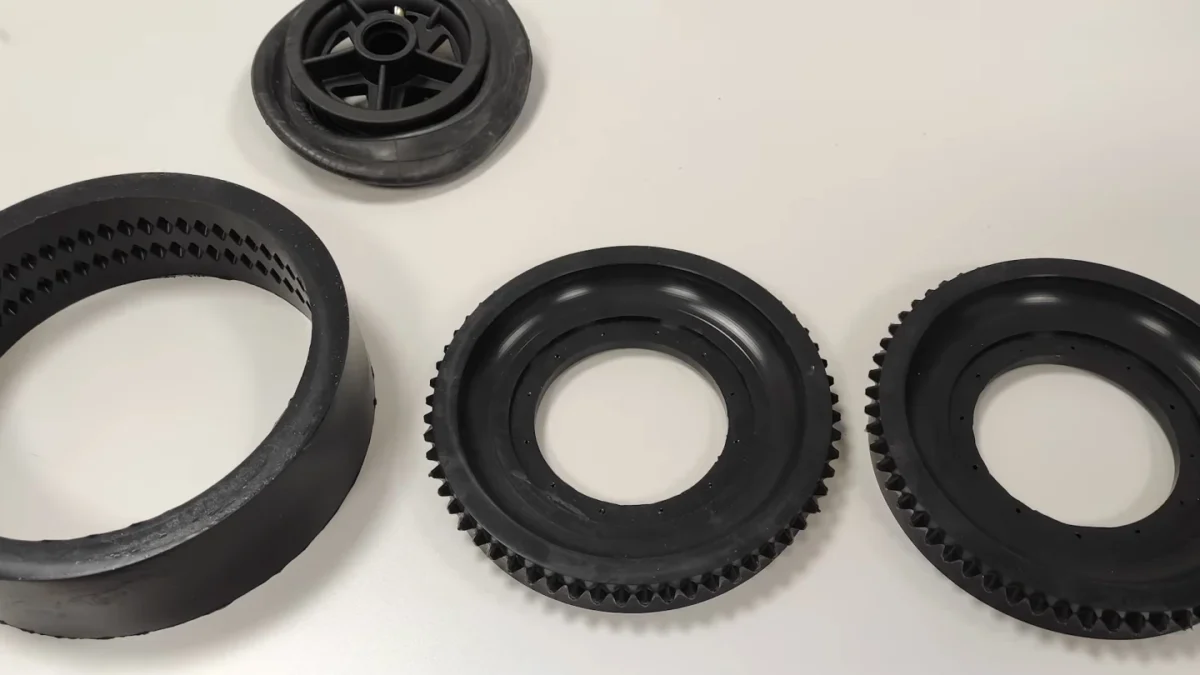 اجزای جداشده نمونه اولیه لاستیک ماژولار Ecotire شامل آج سیلیکونی قابل تعویض و بخشهای اصلی بدنه لاستیک