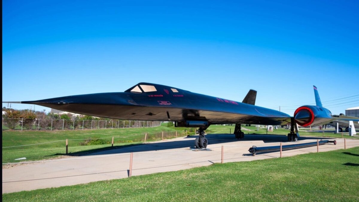 هواپیمای شناسایی مافوقصوت SR-71 بلکبرد در محوطه نمایش روباز