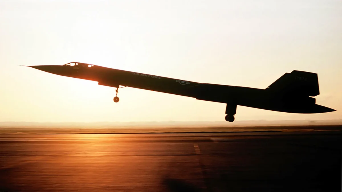 هواپیمای SR-71 بلکبرد هنگام برخاستن از باند در نور غروب