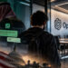 تصویر مفهومی پرونده جاسوسی در OpenAI با نمایش پرچم عربستان، پیامهای واتساپی، اتاق جلسات محرمانه و دستگاه شنود مخفی.