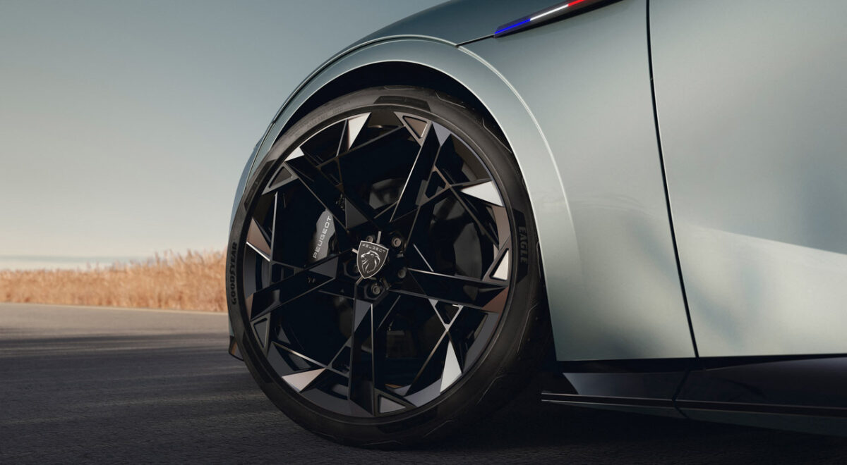 نمای نزدیک رینگ آلومینیومی مشکی پژو RCZ Vision با طراحی هندسی، نشان شیر پژو، کالیپر ترمز اسپرت و بدنه نقرهای خودرو