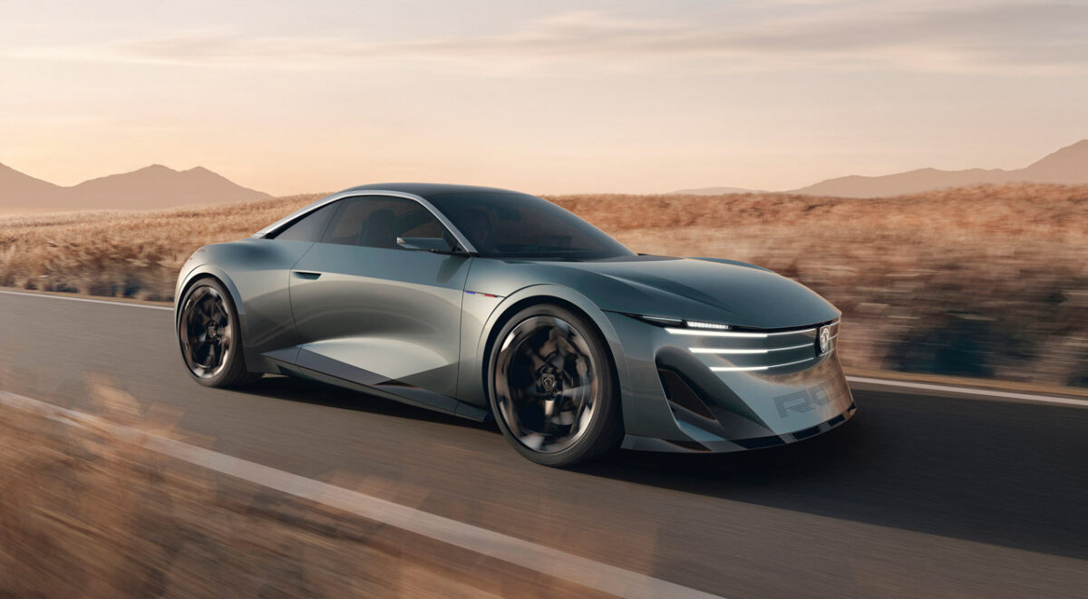 خودروی برقی پژو RCZ Vision با طراحی آیرودینامیک، رینگهای بزرگ مشکی و سقف شیشهای در حال حرکت در جادهای بیابانی