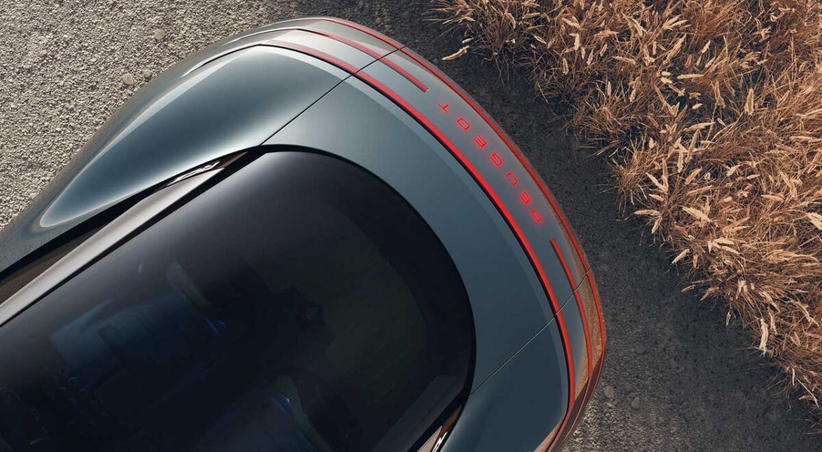 نمای بالای بخش عقب پژو RCZ Vision با سقف شیشهای حبابی، چراغهای LED قرمز سرتاسری و نوشته نورانی PEUGEOT