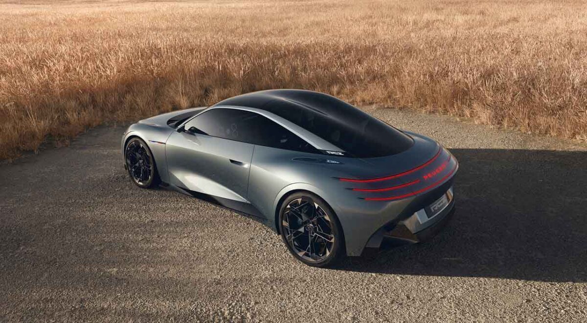 نمای سهرخ عقب پژو RCZ Vision با سقف شیشهای حبابی، چراغهای LED قرمز و بدنه عضلانی در کنار مزرعه گندم