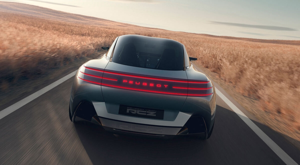 نمای عقب خودروی برقی پژو RCZ Vision با چراغهای LED سرتاسری قرمز، نوشته نورانی PEUGEOT و سقف شیشهای در جاده
