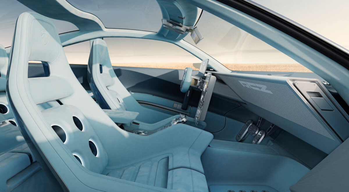 نمای صندلیهای عقب پژو RCZ Vision با روکش آبی روشن، طراحی اسپرت، پشتیهای توخالی و سقف شیشهای پانوراما