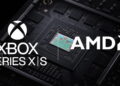 نمای نزدیک از برد الکترونیکی و پردازندهی یک کنسول بازی همراه با لوگوهای Xbox Series X|S و AMD.