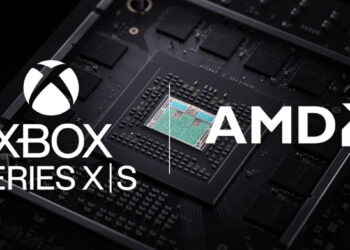 نمای نزدیک از برد الکترونیکی و پردازنده‌ی یک کنسول بازی همراه با لوگوهای Xbox Series X|S و AMD.