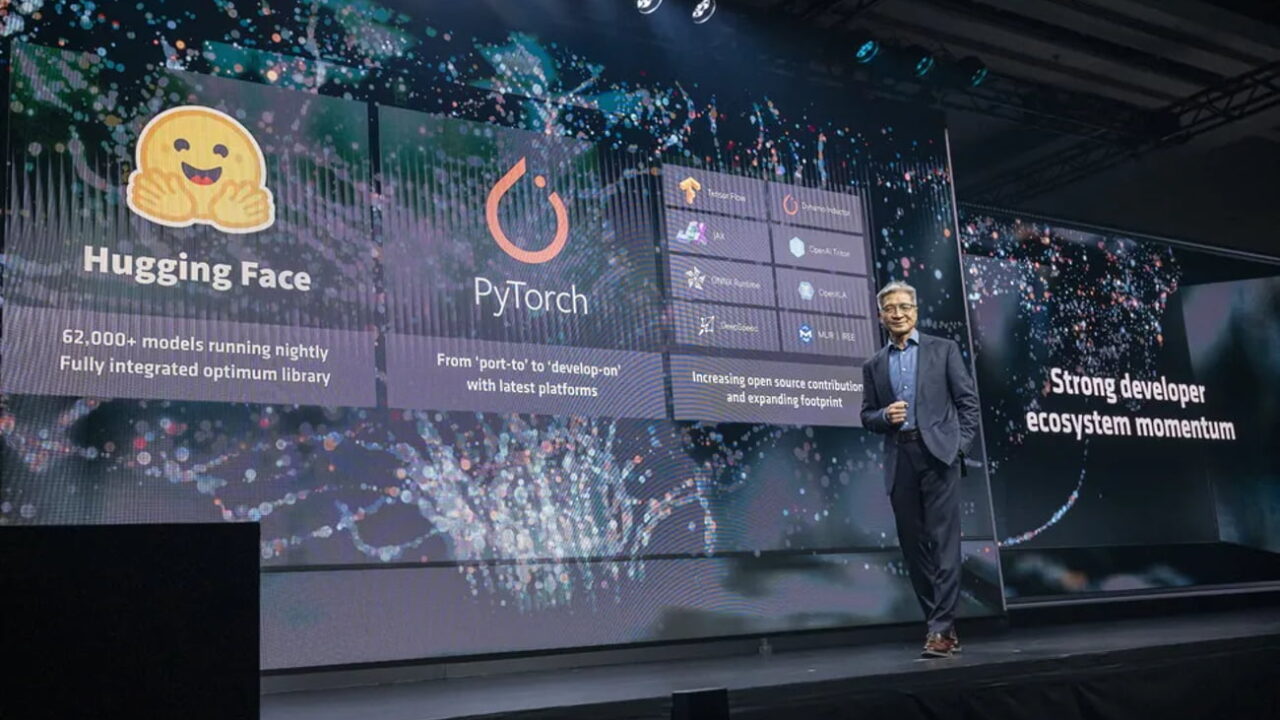مدیرعامل اینتل پات گلسینگر روی صحنهی کنفرانس در مقابل نمایشگری بزرگ با لوگوهای PyTorch و Hugging Face در حال سخنرانی دربارهی اکوسیستم توسعهدهندگان.