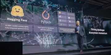 مدیرعامل اینتل پات گلسینگر روی صحنهی کنفرانس در مقابل نمایشگری بزرگ با لوگوهای PyTorch و Hugging Face در حال سخنرانی دربارهی اکوسیستم توسعهدهندگان.